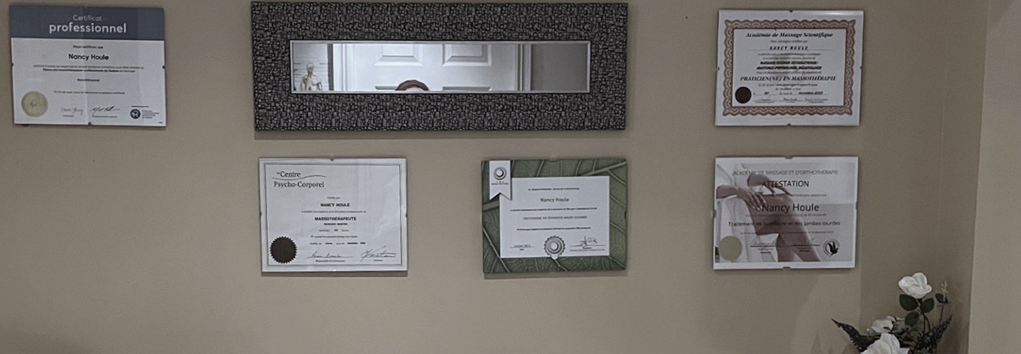Six attestations et certifications encadrées au nom de Nancy Houle, accrochées au mur de son cabinet